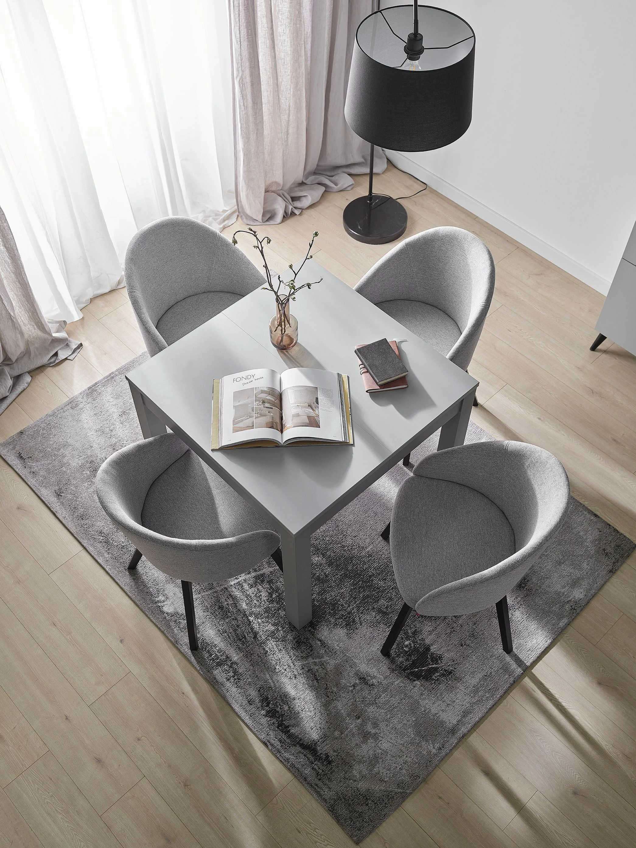 jadalnia w szarościach z jasną elegancką podłogą